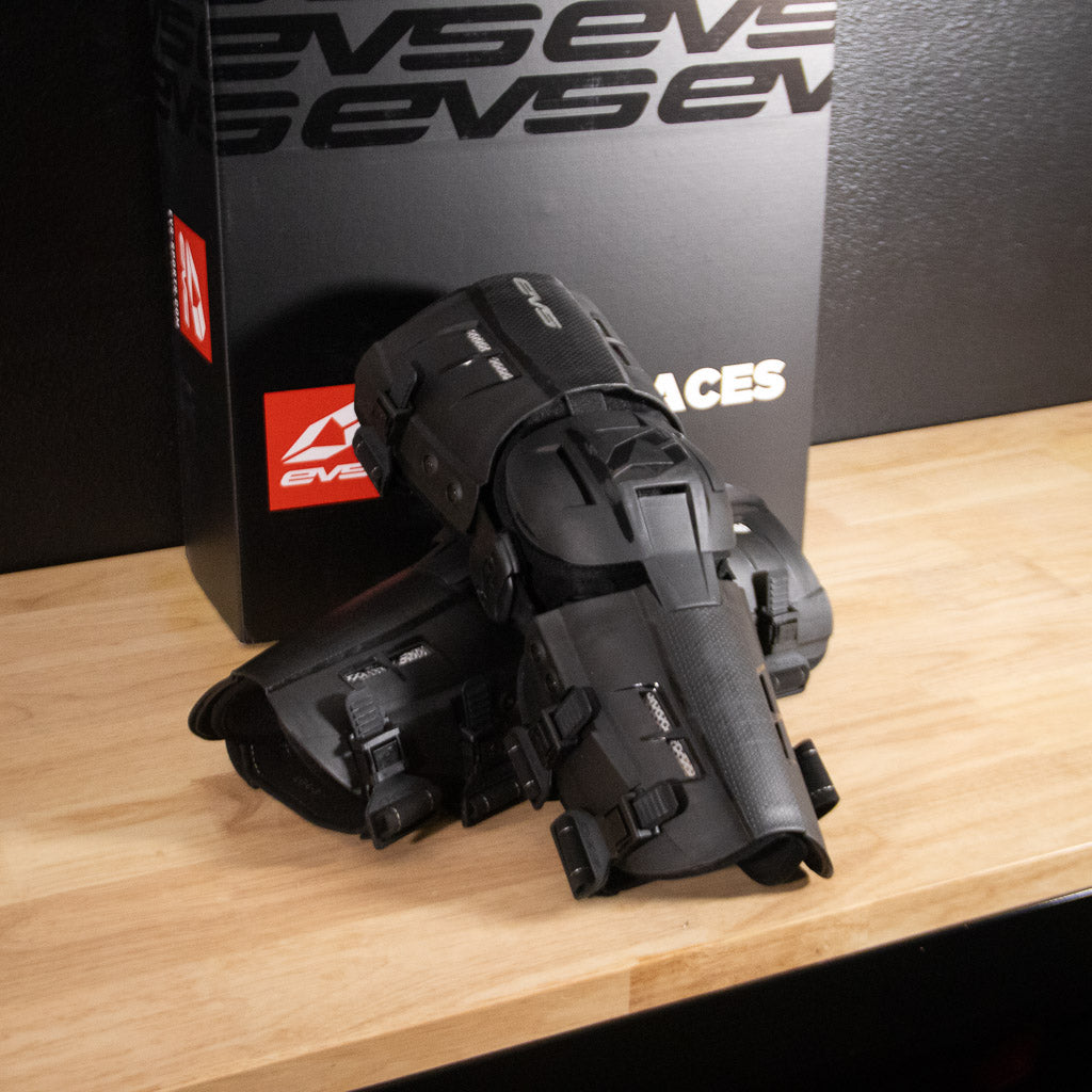 EVS RS9 Knee Brace Pair